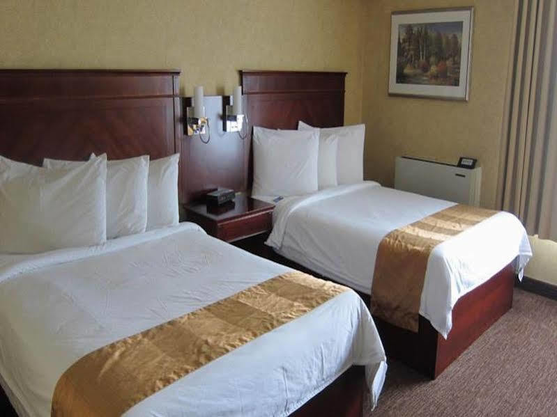 Days Inn By Wyndham Toronto West Mississauga Bagian luar foto